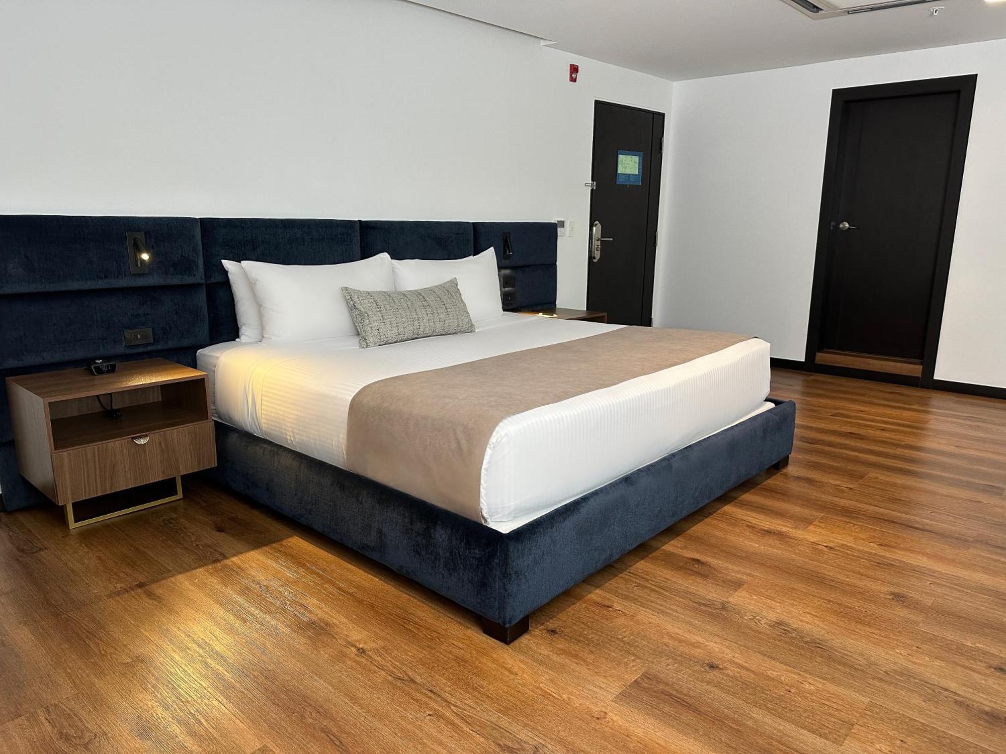 Wyndham Quito Airport Puembo Exterior foto A bedroom at the hotel