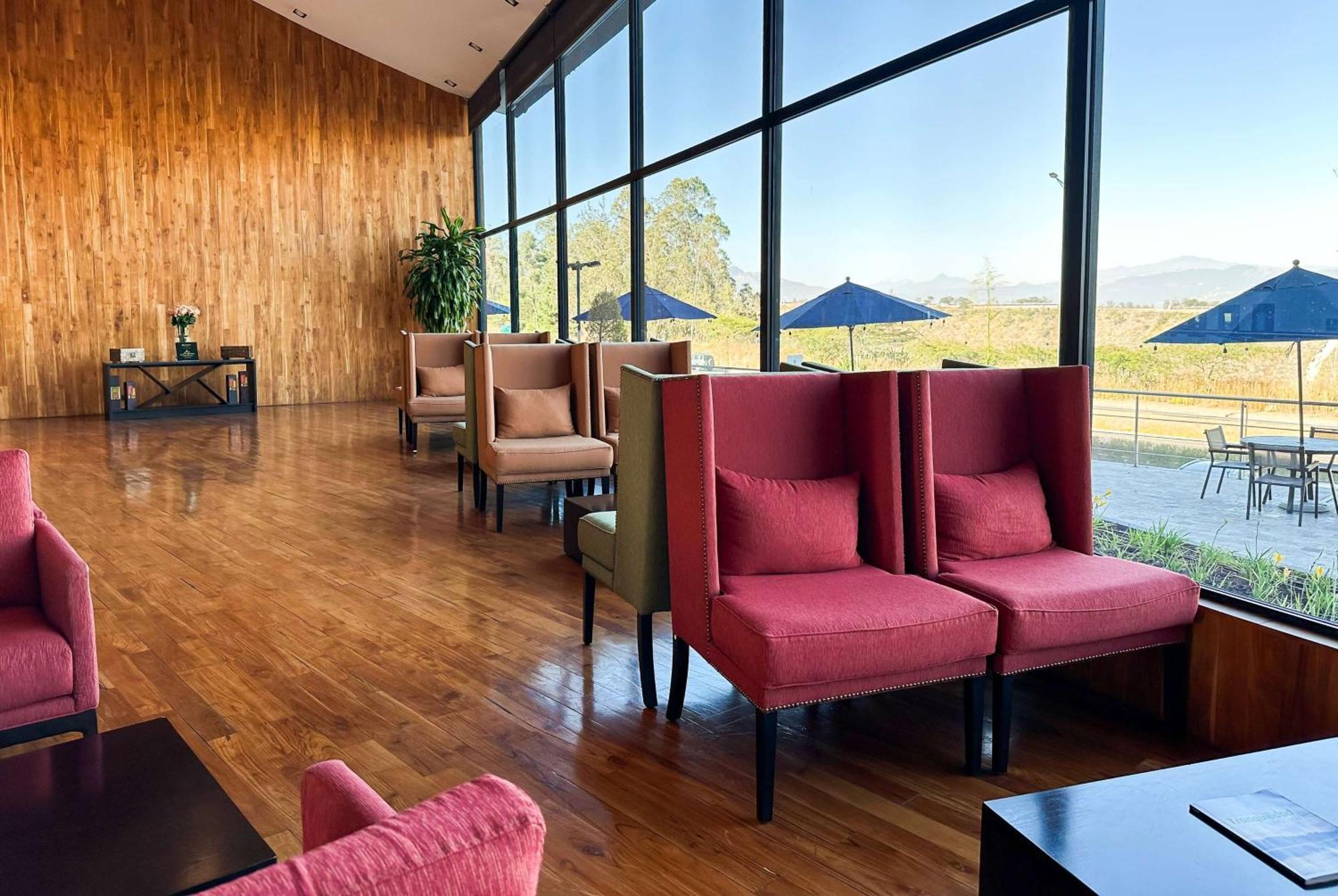 Wyndham Quito Airport Puembo Exterior foto The interior of the airport's VIP lounge