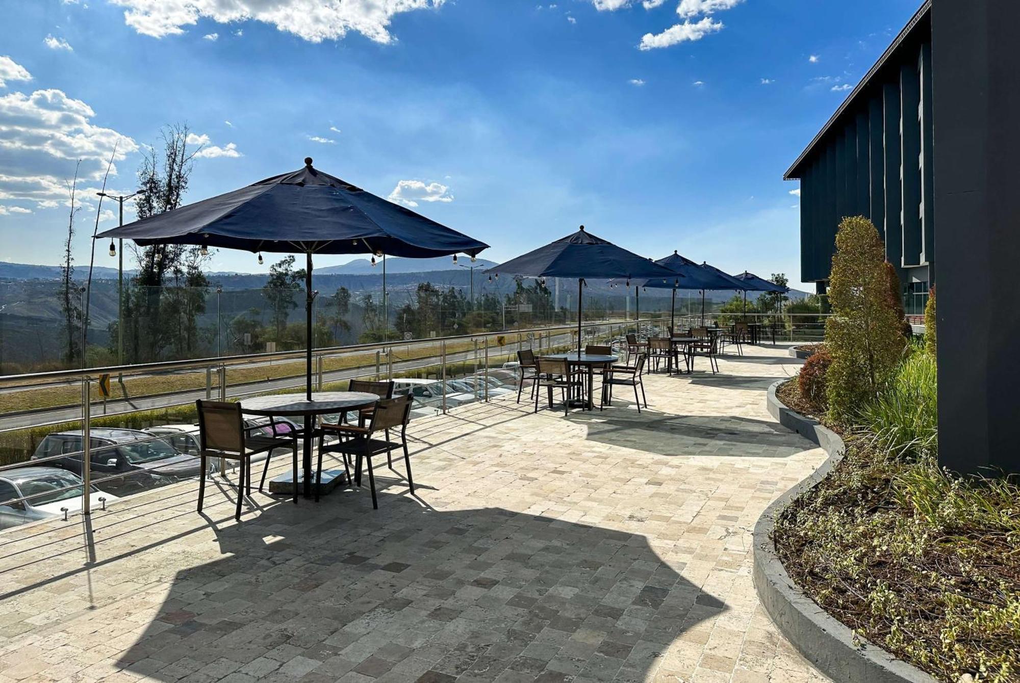 Wyndham Quito Airport Puembo Exterior foto The patio at the new library