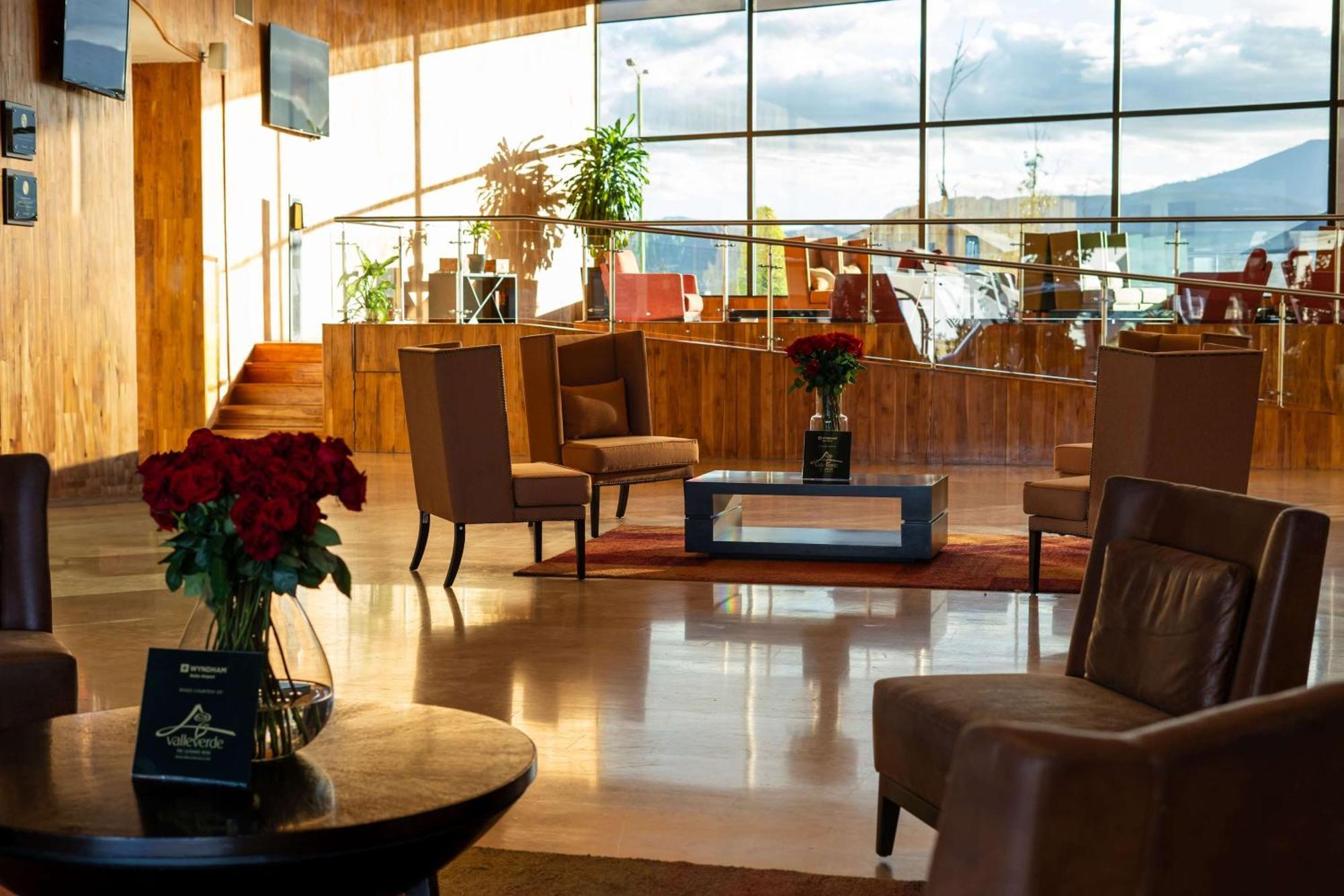 Wyndham Quito Airport Puembo Exterior foto The lobby of the hotel
