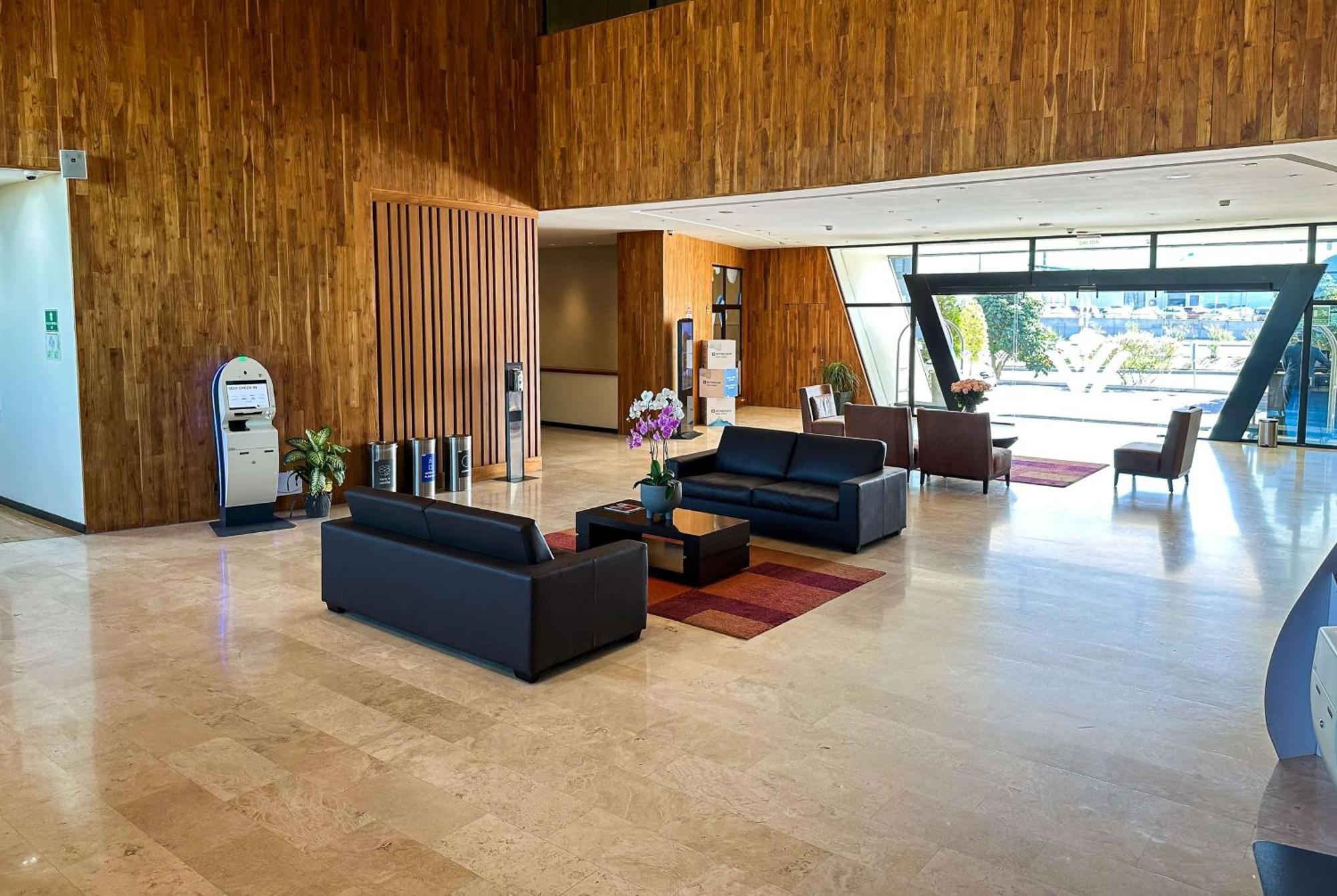 Wyndham Quito Airport Puembo Exterior foto Lobby