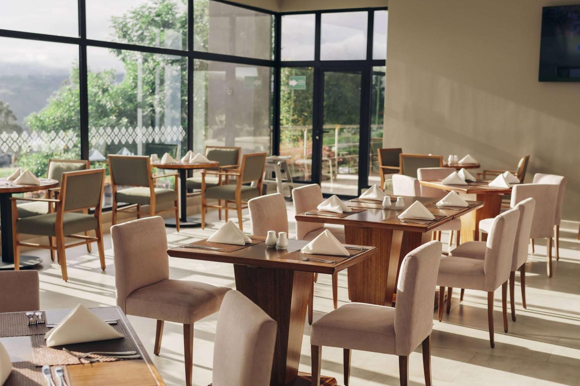 Wyndham Quito Airport Puembo Exterior foto Restaurant